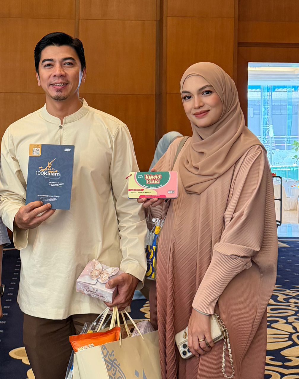Amyra Rosli bersama kad Tajwidpedia